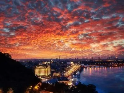 В Киеве небо было покрыто высококучевыми облаками в необычном окрасе