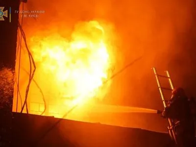 В Киеве произошел масштабный пожар на СТО: привлечены около 50 спасателей