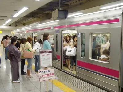 У Японії машиніст метро вимагає у суді 19 тисяч доларів за те, що йому не доплатили 49 центів на роботі