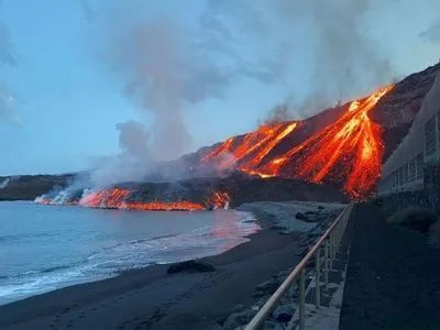 Новий потік лави вулкана на Ла-Пальмі сягнув океану