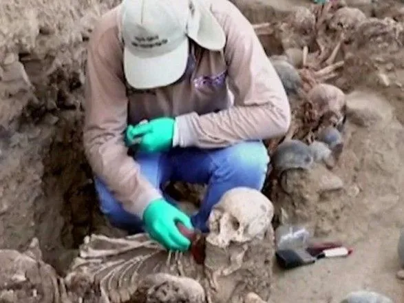 u-peru-arkheologi-znayshli-25-lyudskikh-skeletiv