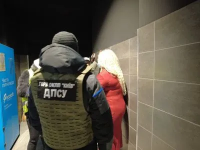 Українки за 200 доларів виходили фіктивно заміж за іноземців: правоохоронці затримали організаторку під час зйомок відомого телешоу