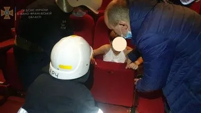 В Івано-Франківську рятувальникам довелось визволяти хлопчика, який застряг у кріслі кінотеатру