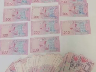 Друкували фальшиві долари і гривні на принтері та збували наркотики: у Києві затримали групу зловмисників