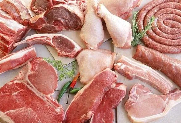 Меньше свинины, больше курятины: врач рассказала, как сбалансировать питание после 40 лет