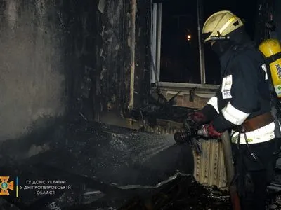 Пожежа у Дніпрі: через задимлення 9-поверхового будинку вогнеборцям довелось виводити людей на свіже повітря