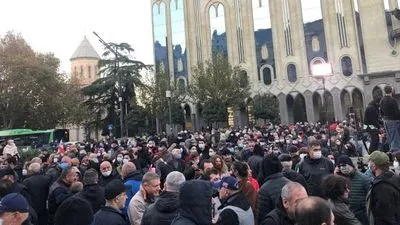 В Тбилиси проходит акция в поддержку Саакашвили – демонстранты требуют его госпитализации в городскую поликлинику