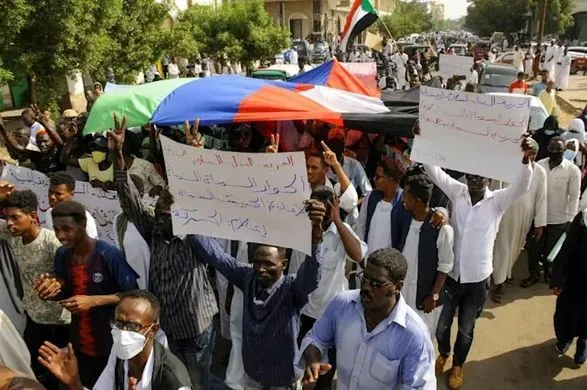 protestuvalniki-proti-perevorotu-v-sudani-viyshli-na-miting