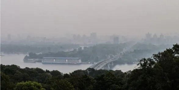 Киев окутал густой туман - жители столицы публикуют фото в сети