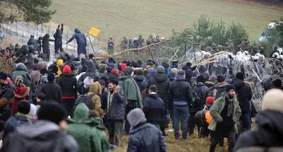 Підштовхують до атак: білоруські силовики роздають мігрантам ножі