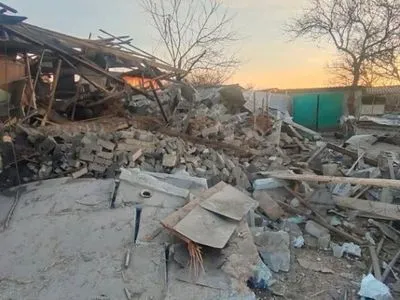 Поселок на Донбассе обстреляли боевики, под завалами оказались люди