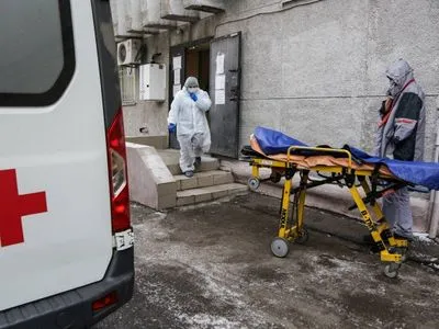 В России уже почти неделю от COVID-19 ежедневно умирают более 1200 человек