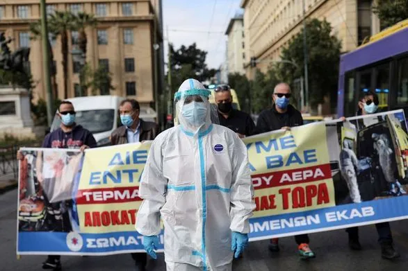 Працівники сектору охорони здоров'я Греції вийшли на протест на тлі спалаху COVID-19