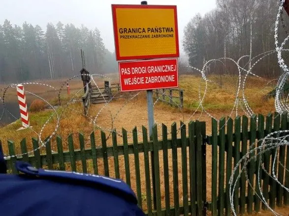 До кордону Польщі підходить дедалі більше мігрантів із Білорусі: табір уже порожній