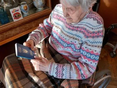 Мешканка Одеси отримала закордонний паспорт у 104 роки – міграційна служба
