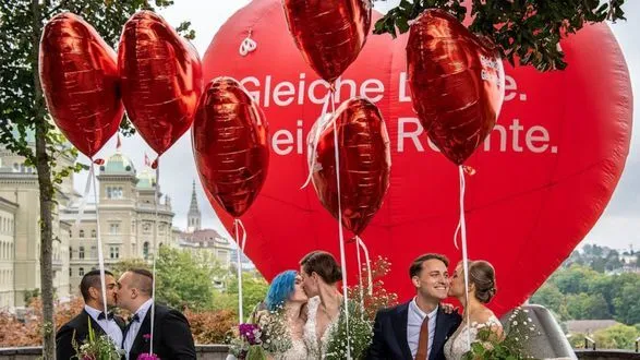 Швейцарія: уряд дозволив одностатевим парам одружуватися з 1 липня 2022 року