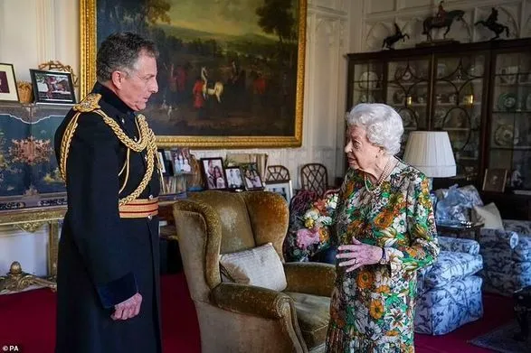 Королева Елизавета провела первую аудиенцию в Виндзоре после растяжения спины