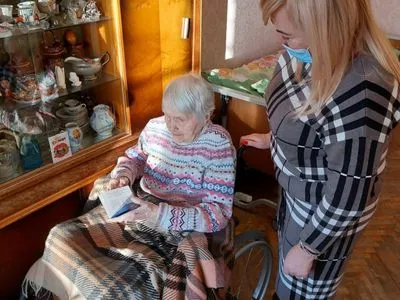 104-летняя одесситка впервые получила загранпаспорт