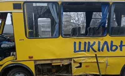 Під Львовом вантажівка зіткнулася зі шкільним автобусом: постраждало восьмеро дітей