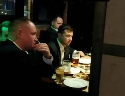 Болел за сборную Украины: Зеленского застукали в киевском пабе с пивом и Ермаком