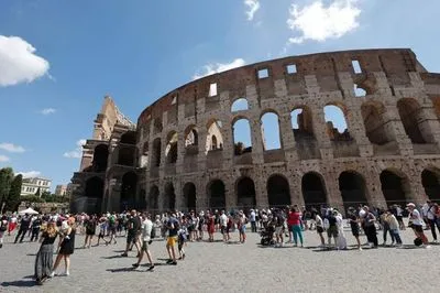 Американских туристов оштрафовали на 800 евро за то, что они проникли в Колизей ради пива