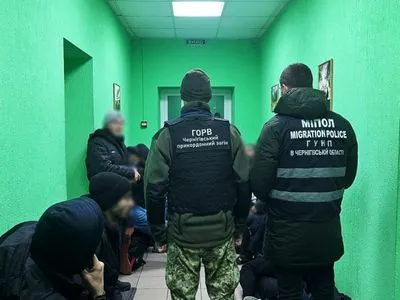Украинские пограничники завернули 15 "туристов" с Ближнего Востока на границе с Беларусью