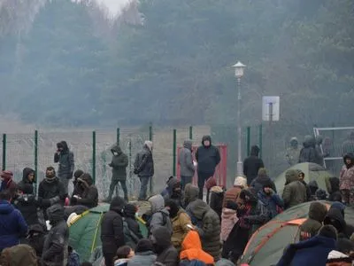 Ситуація на кордоні Польщі: мігранти потроху залишають табори, виявлено білоруського “куратора”