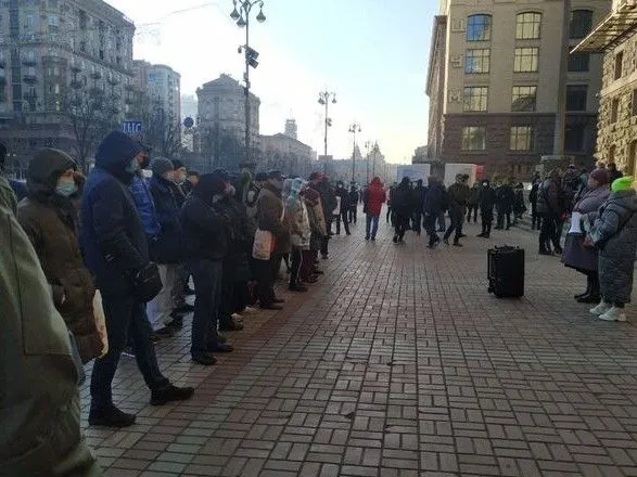 dekilka-soten-kiyan-viyshli-na-aktsiyu-protestu-pid-kmda-pochinayutsya-sutichki-ochevidtsi