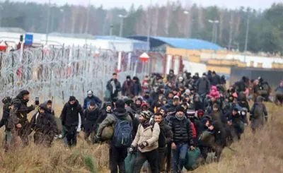 Влада Білорусі заявила, що виявила COVID-19 у мігранта на кордоні з Польщею та розпочала вакцинацію біженців
