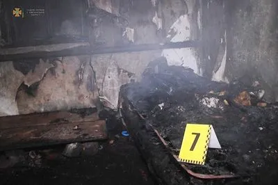 Загибель дітей у пожежі на Хмельниччині: відкрито провадження, у тому числі через недогляд батьками