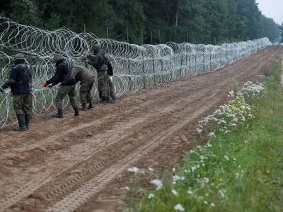 Большая группа мигрантов ночью попыталась прорваться через границу с помощью спецназа - МВД Польши