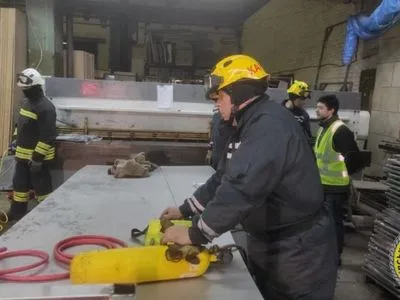 На київському заводі загинули двоє працівників, на яких впав багатотонний верстат
