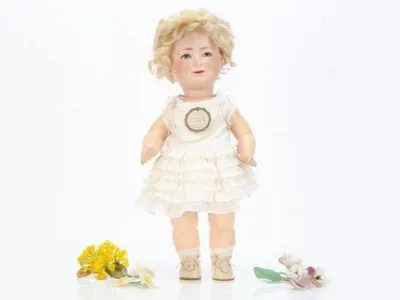 “Занадто пухла”: ляльку, яка зображає королеву Єлизавету у дитинстві, продадуть на аукціоні