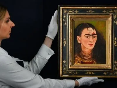 Автопортрет Фриды Кало продали на аукционе почти за 35 миллионов долларов