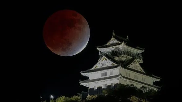 Найтриваліше місячне затемнення за останні 500 років: з'явились вражаючі кадри