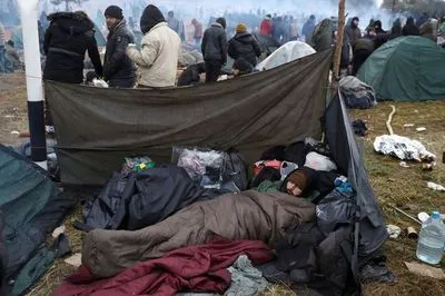 Польща заявила, що Білорусь переправляє мігрантів знову на кордон після очищення таборів