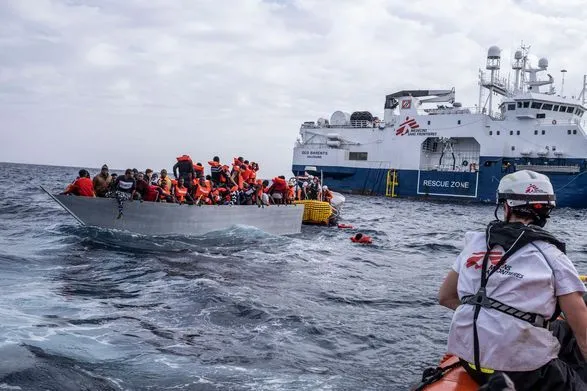 Корабль с 10 трупами мигрантов прибило к берегу Сицилии