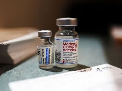 США схвалили бустерну дозу вакцини Moderna для осіб старше 18 років