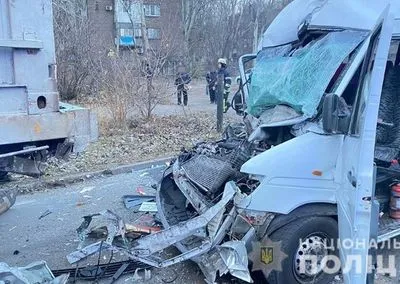 В Запорожье маршрутка врезалась в грузовик, есть пострадавшие