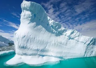 Українські полярники показали як перекидаються айсберги у водах Антарктики