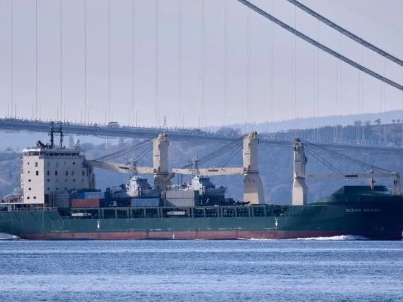 Корабель з катерами Island для України пройшов через протоку Дарданелли