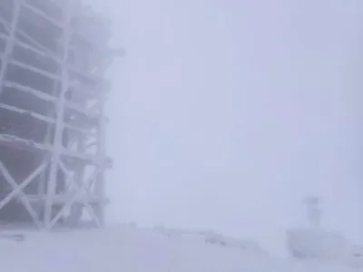 В высокогорье Карпат понаметало до метра снега