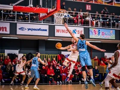 Баскетбол: “Прометей” разгромил “Днепр” и одержал 14-ю подряд победу в Суперлиге