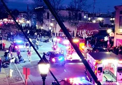 Рождественский парад: в Висконсине автомобиль въехал в толпу людей