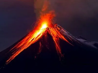 Из-за активности вулкана с итальянского острова эвакуировали треть населения