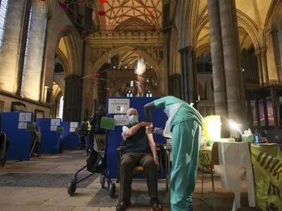 Великобритания не будет вводить обязательную вакцинацию от коронавируса