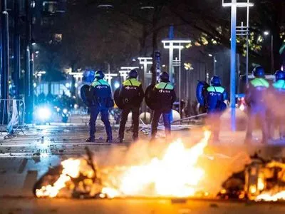 У результаті нічних заворушень у Роттердамі постраждали щонайменше 5 правоохоронців