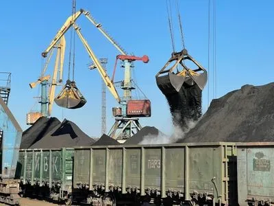 Первое судно с углем для украинских ТЭС разгружается в "Южном"