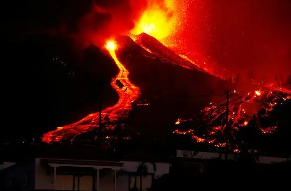 Прибрежные города на Ла-Пальме заблокировала несущаяся в океан лава
