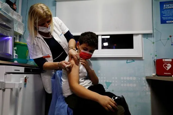 Ізраїль почав вакцинацію дітей у віці 5-11 років через зростання випадків коронавірусу